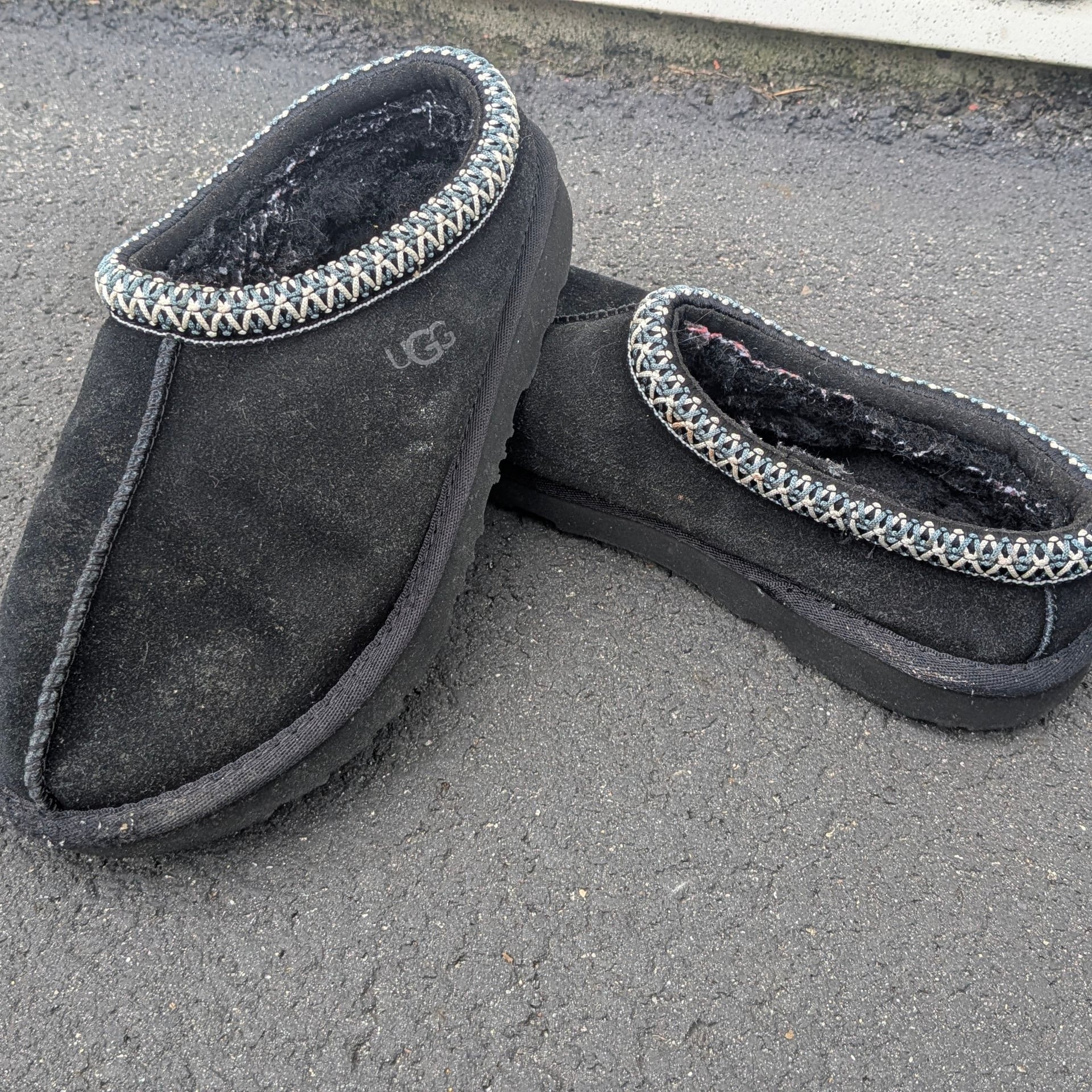 UGG Tasman Slipper in Black 2