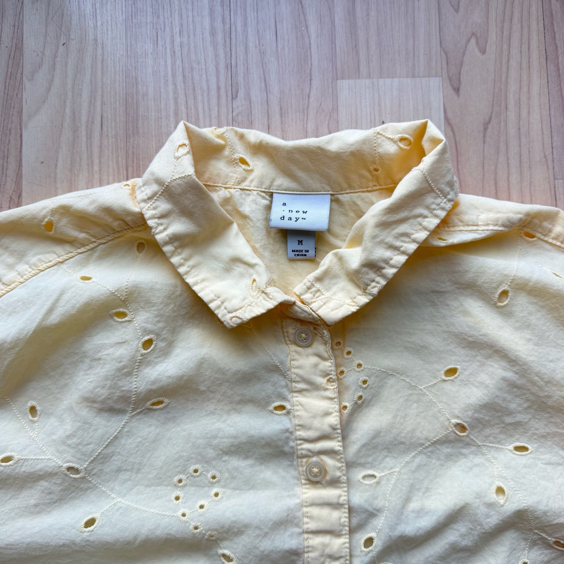 Butter Yellow 100% Cotton Eyelet Button Down Crop Blouse Long Sleeve 3