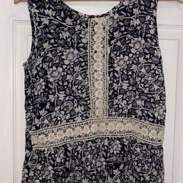 NWT Blue Boutique Brand, Peplum, Navy & Floral Crocheted, Tank Top, Size Small