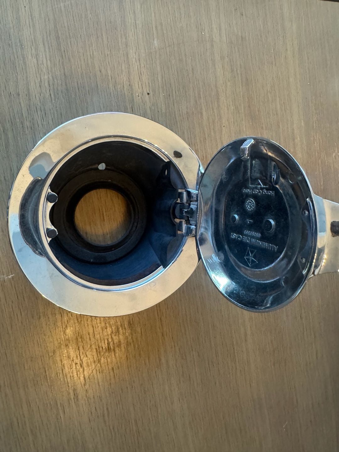 2010--2023 DODGE CHALLENGER
FUEL DOOR OEM W/Gas Cap 4