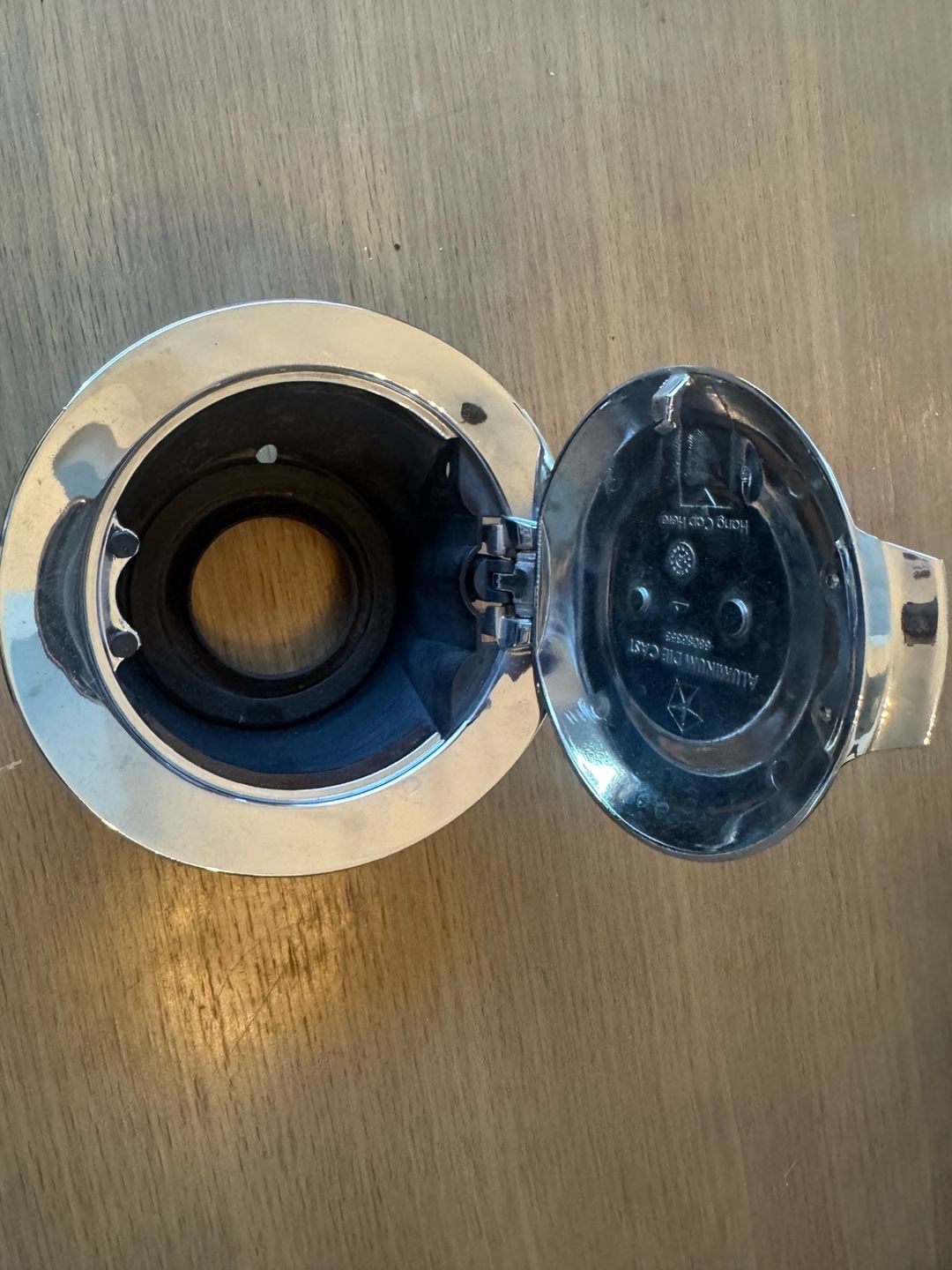2010--2023 DODGE CHALLENGER
FUEL DOOR OEM W/Gas Cap 13