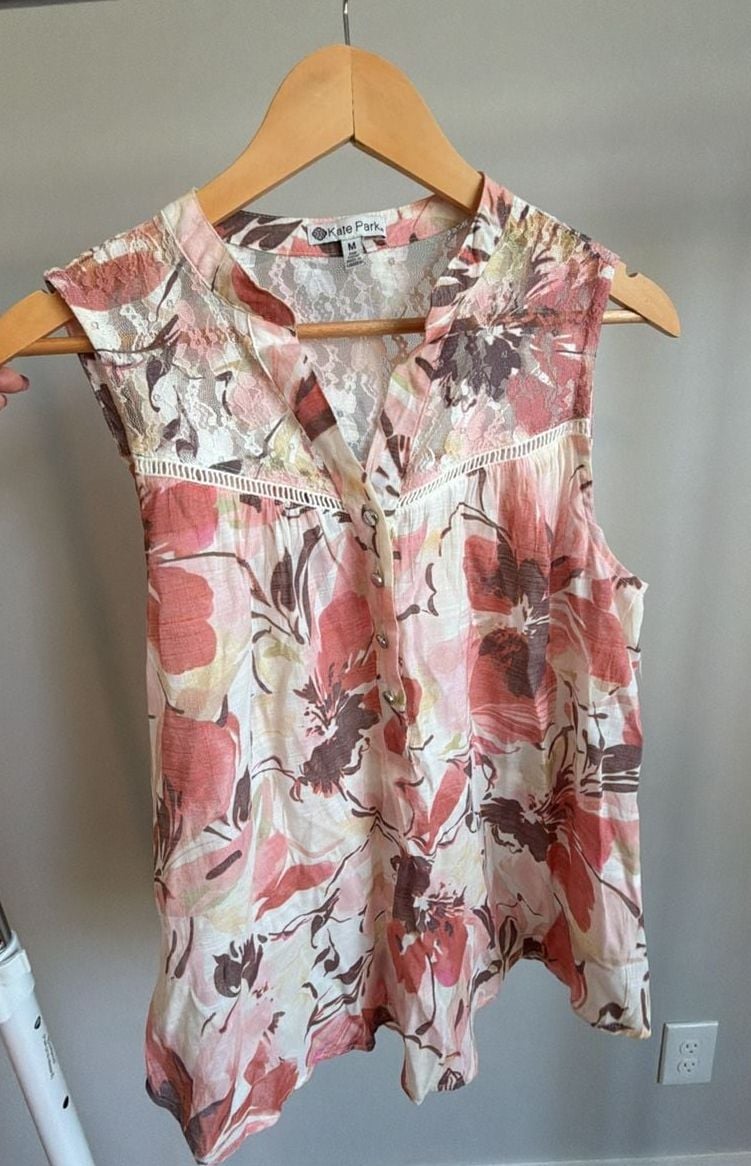 Kate Park Women's Floral Print Sleeveless Button-Down Tank Top with Lace Details Medium 2