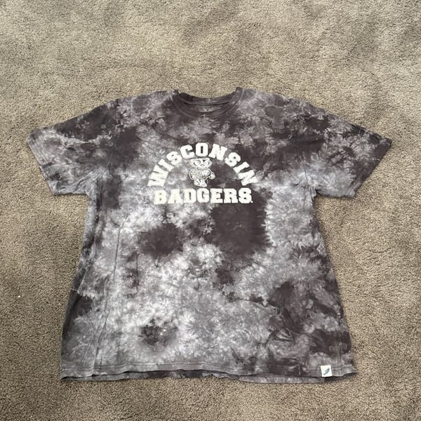 Unwind by League Wisconsin Badgers Bucky Badger Black Tie Dye T-Shirt 2XL