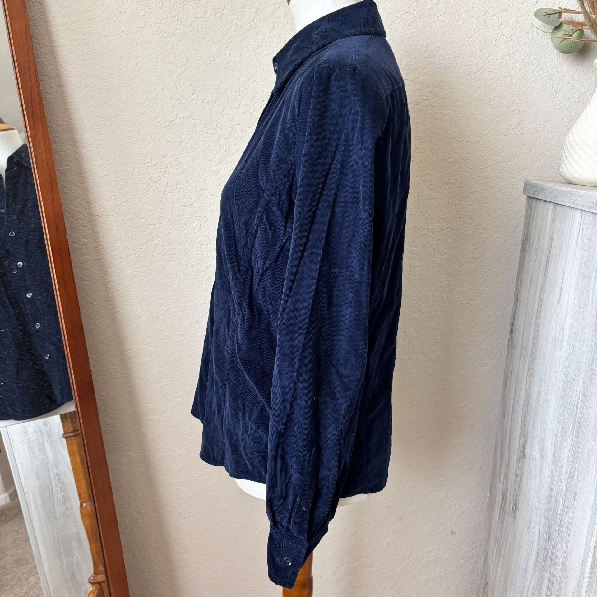 Facconable Women's Navy Blue Corduroy Long Sleeve Button-Up Shirt, Size M. 2