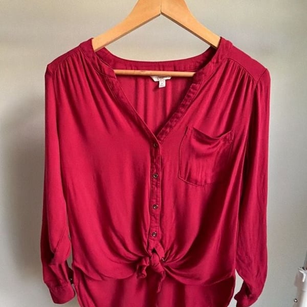 Candie's Women's Medium Burgundy Pink Roll Tab Sleeve V-Neck Tie Front Blouse