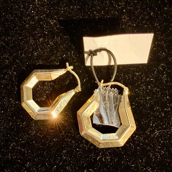 18K  Yellow Gold EF Geometric Hexagon Hoop Earrings
Brand New
Firm Price
