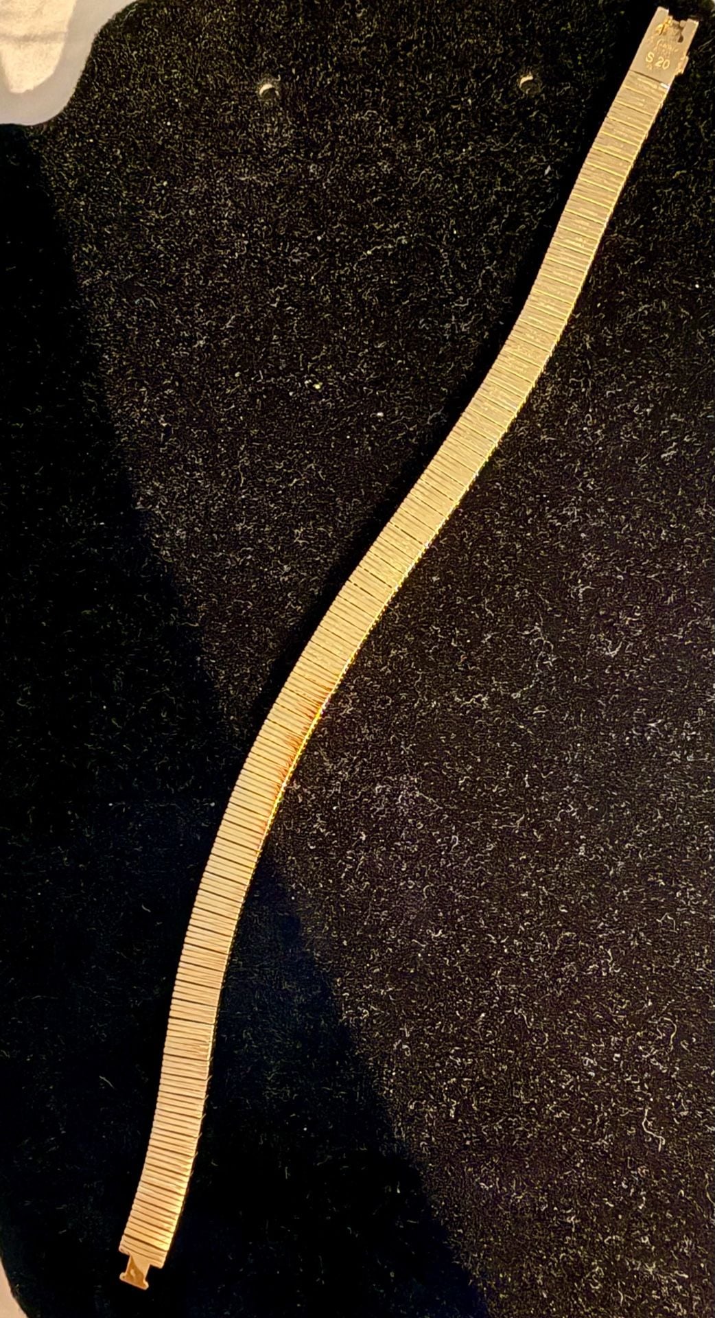 18K Yellow Gold Screw Motif Flexible Bracelet
Weight 19.29 Gr Solid Gold
Firm Price
2