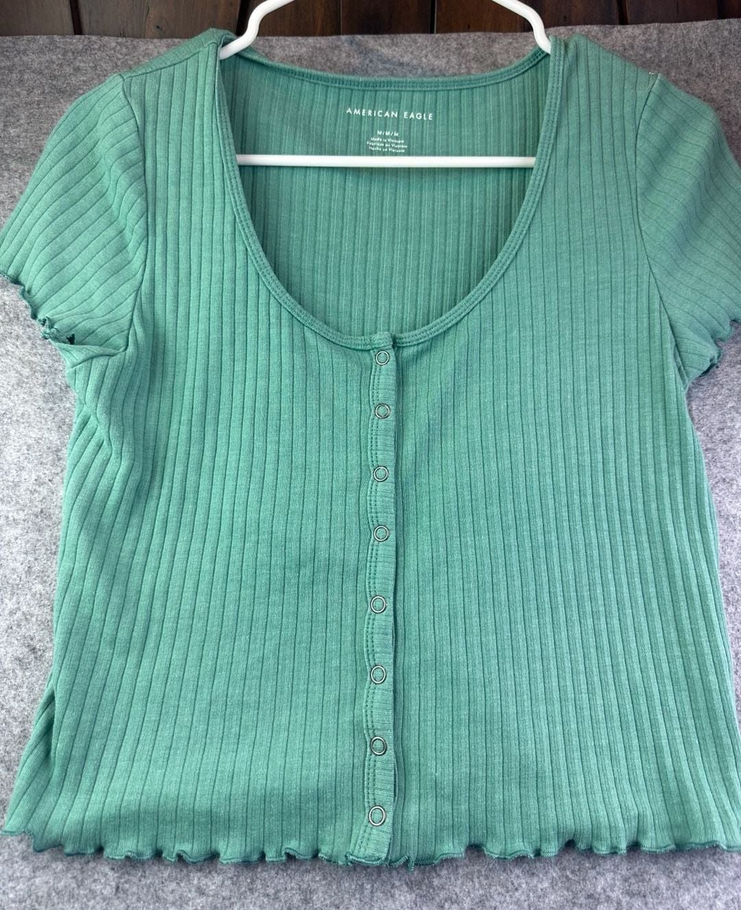 Y2K inspired American Eagle Green Ribbed Button Front Top | Lettuce Hem | Size M 3