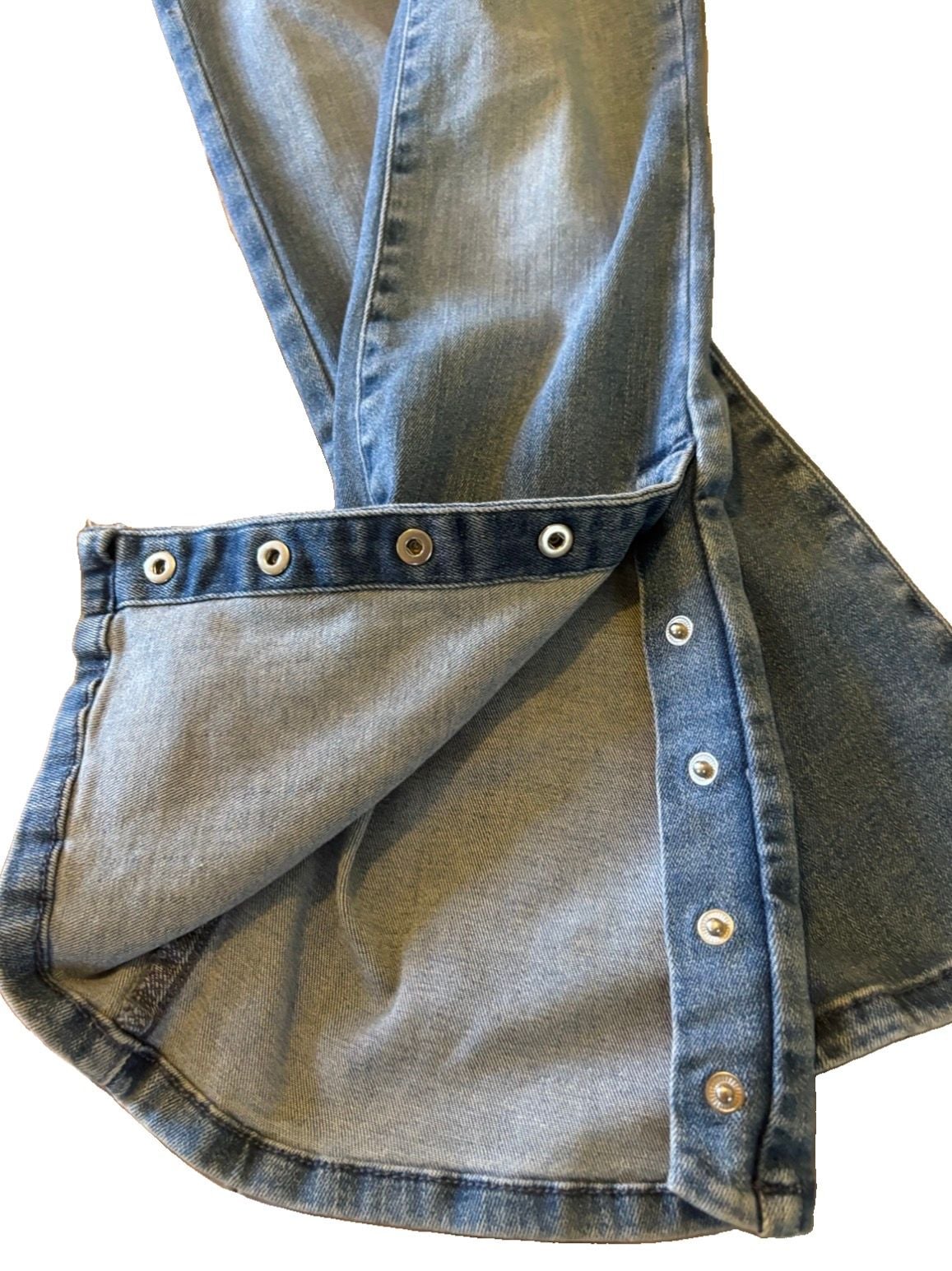 GUESS Beatrix High Rise Bootcut Jeans Light Wash Snap Button Hem Size 26 ECU 7