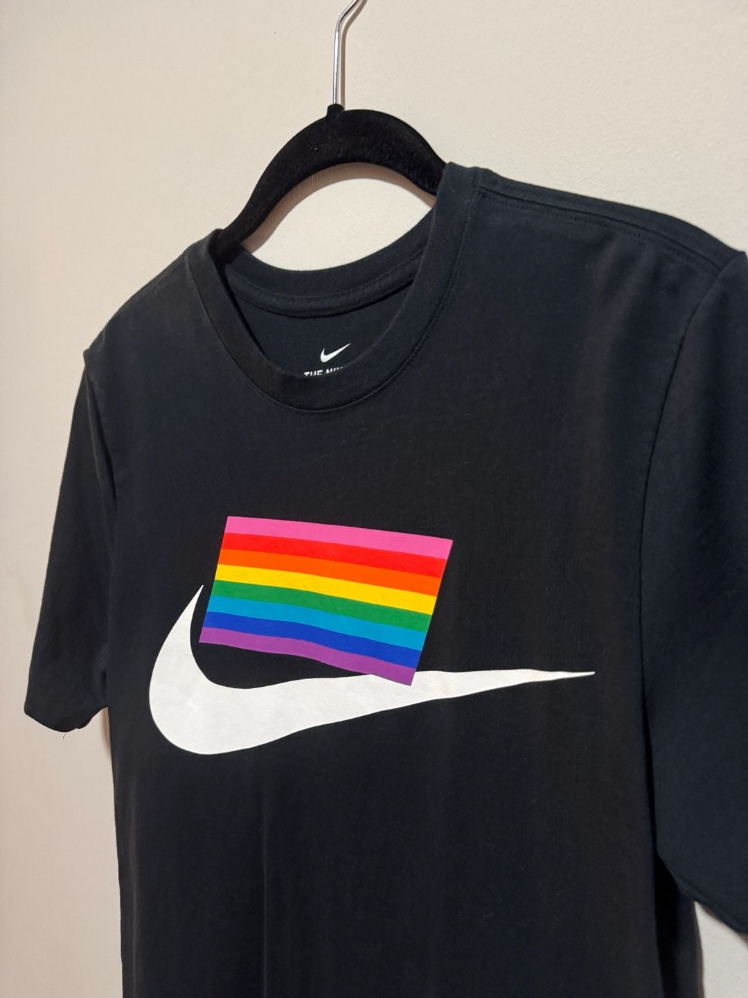 Nike BeTrue Pride Rainbow Swoosh T-Shirt Black Men’s Small LGBTQ Tee 4