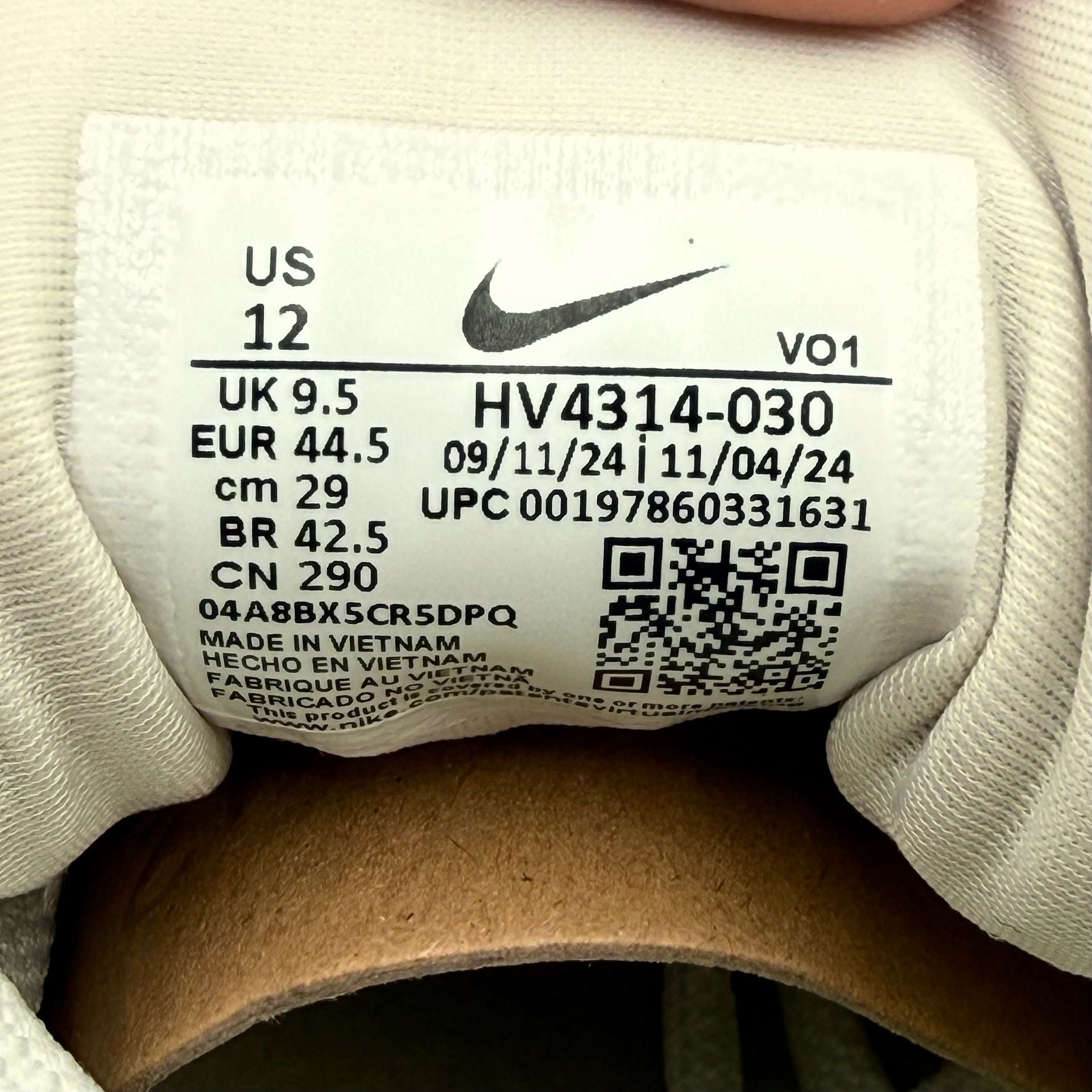 Nike V2K Run Shoes (HV4314-030, Phantom/Light Khaki. Men 10.5 / Women 12 6