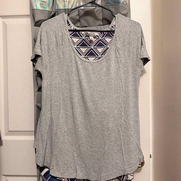 Merona women's LIGHTWEIGHT T-shirt-Perfect Condition- Grey- size Medium