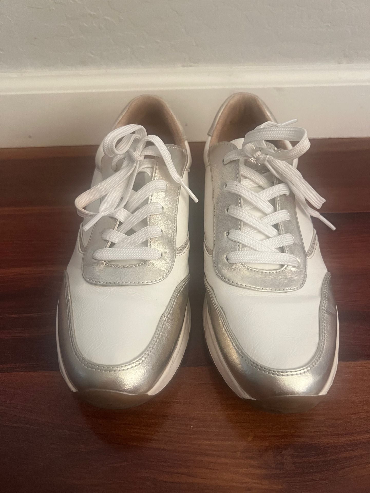 SOUL by Naturalizer Sneakers Women’s 9M White Metallic Lace Up 11