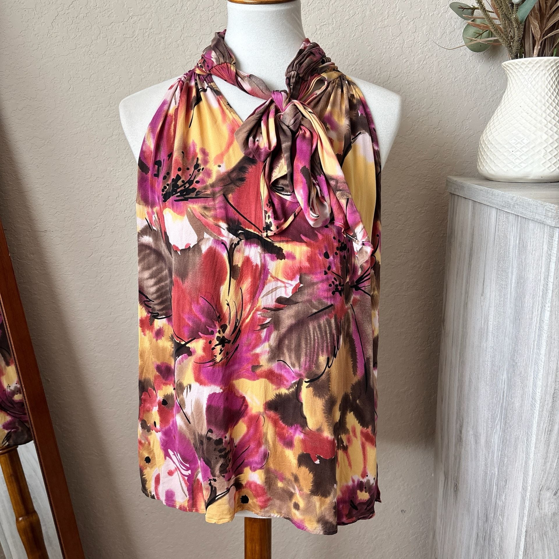St. John Silk Floral Print Halter Sleeveless Top Blouse Size Medium. 2