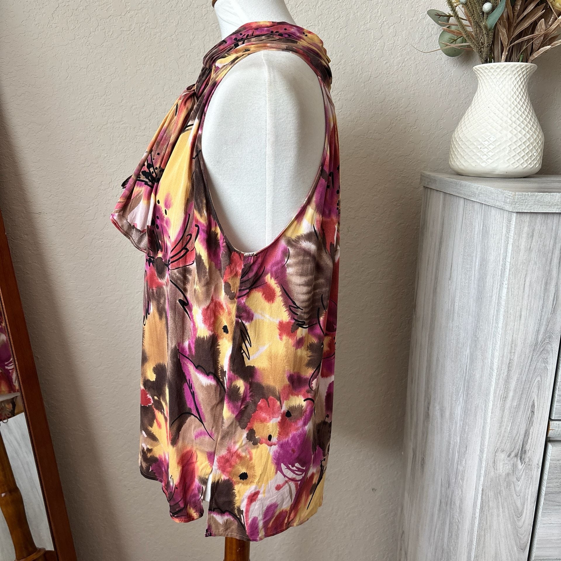 St. John Silk Floral Print Halter Sleeveless Top Blouse Size Medium. 5