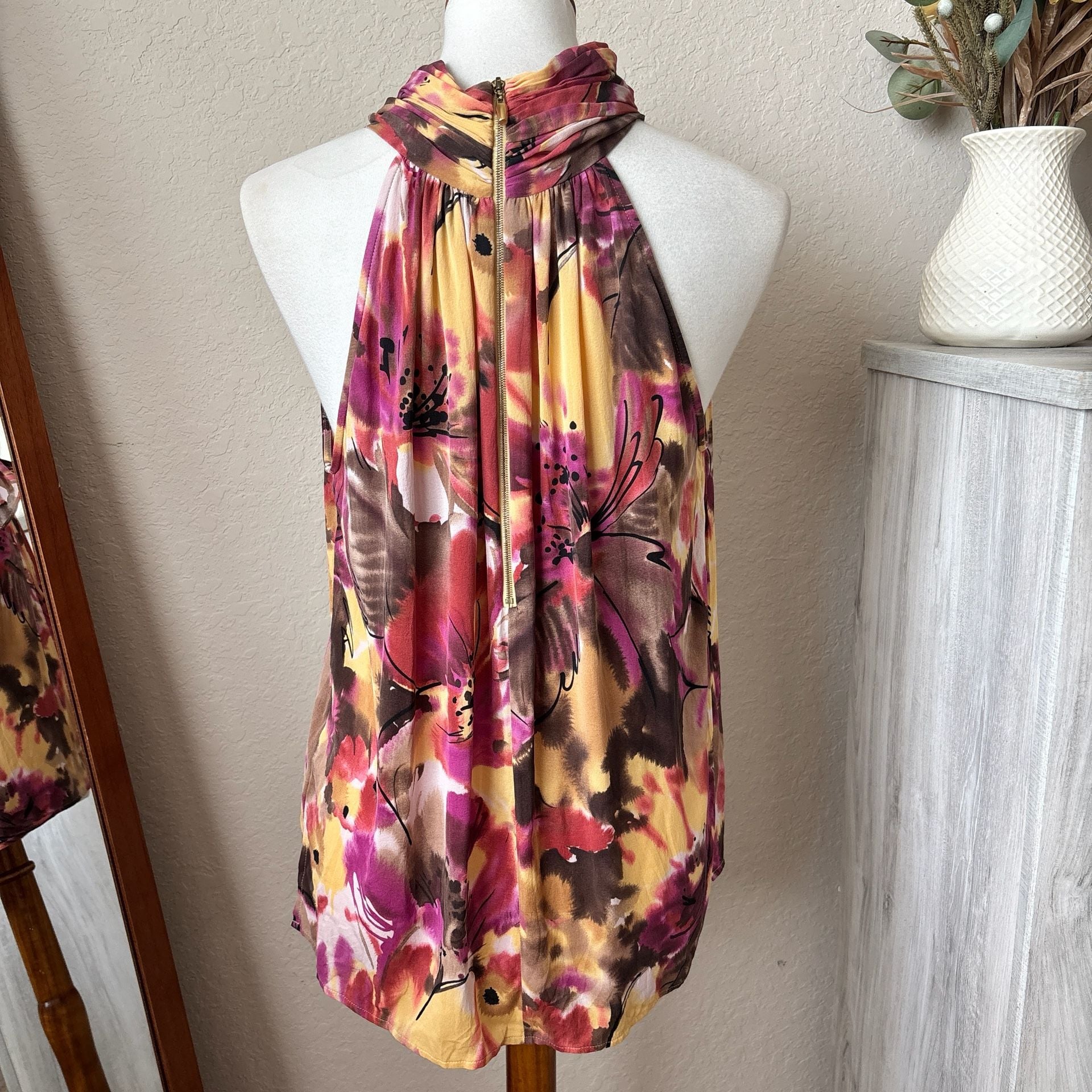 St. John Silk Floral Print Halter Sleeveless Top Blouse Size Medium. 6