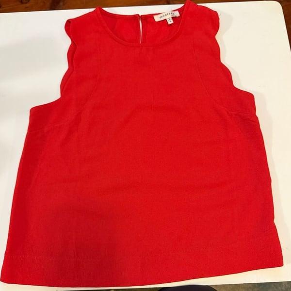 Monteau Los Angeles Red Scalloped Sleeveless Shell Top