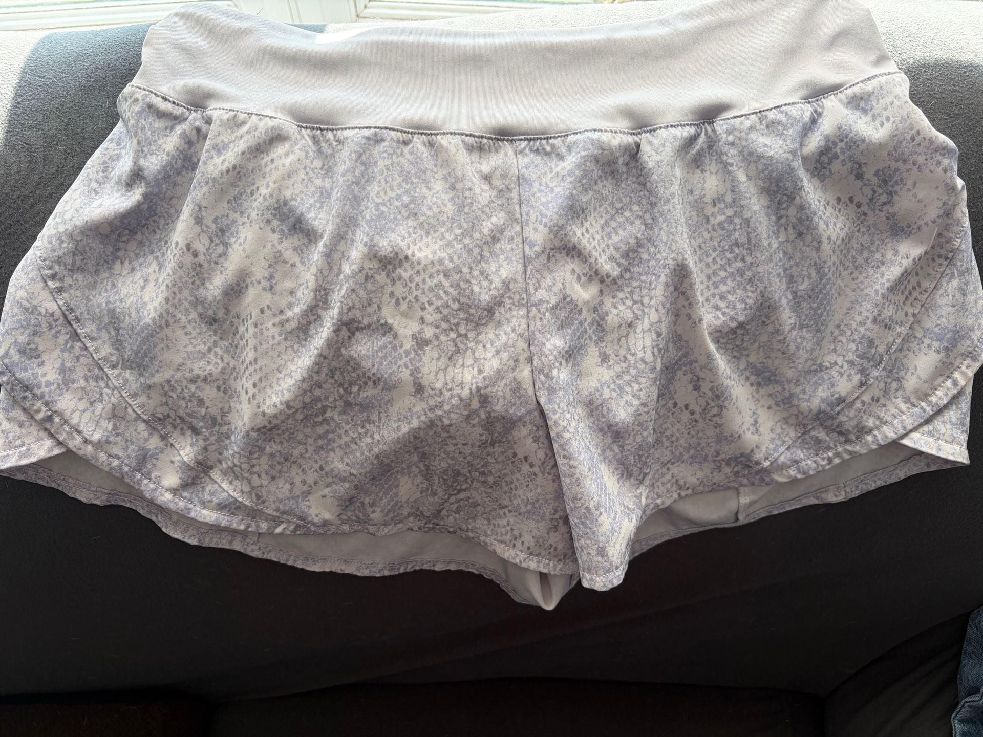 Avia Activewear Athletic Running Shorts Gray White Snake Print Size Medium 8-10 2