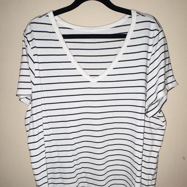 100% Cotton Old Navy Black and White Striped V-Neck Short Sleeve T-Shirt