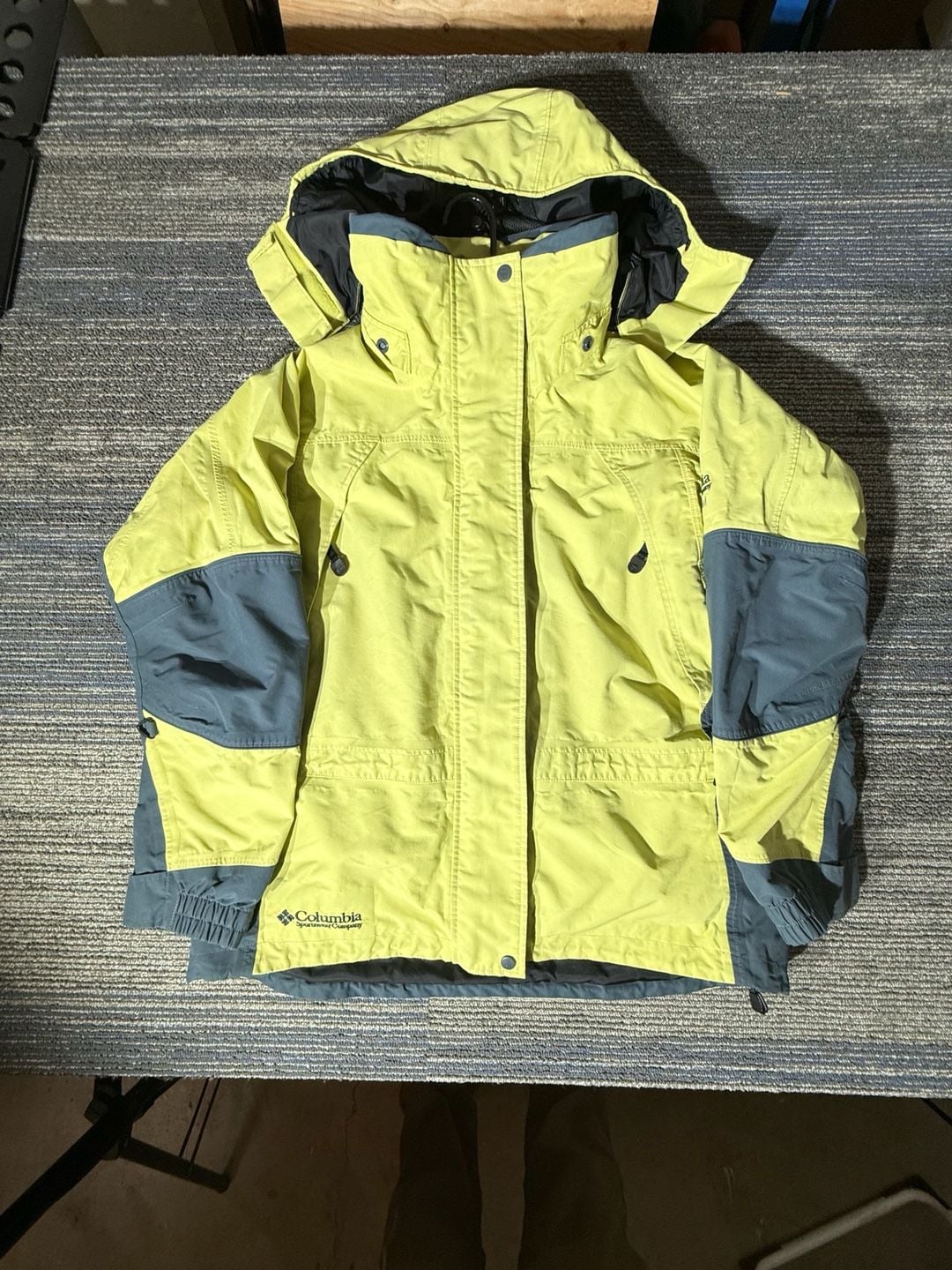 Women’s Columbia Sportswear Titanium Omni-Tech Waterproof Hooded Jacket 2