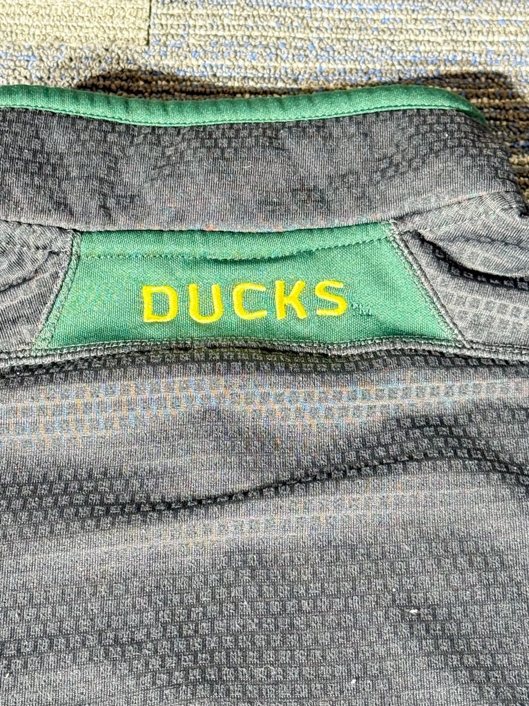 Colosseum Men’s Oregon Ducks 1/4 Zip Pullover Gray Green 7