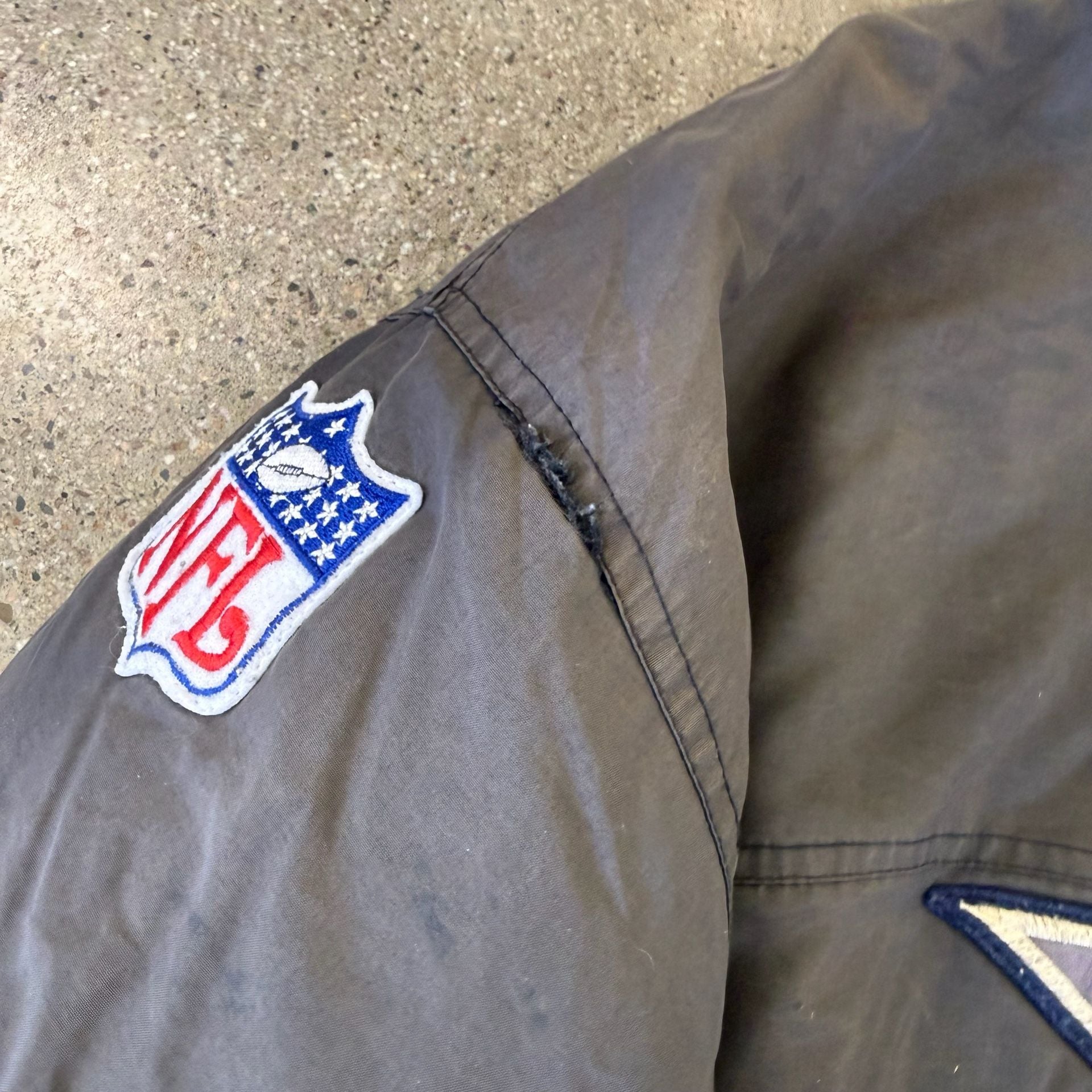 Vintage Pro Player NFL Dallas Cowboys Puffer Jacket distressed Large 9