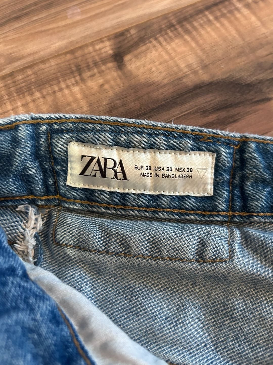 Zara Baggy Fit Light Wash Jeans Size USA 30 4