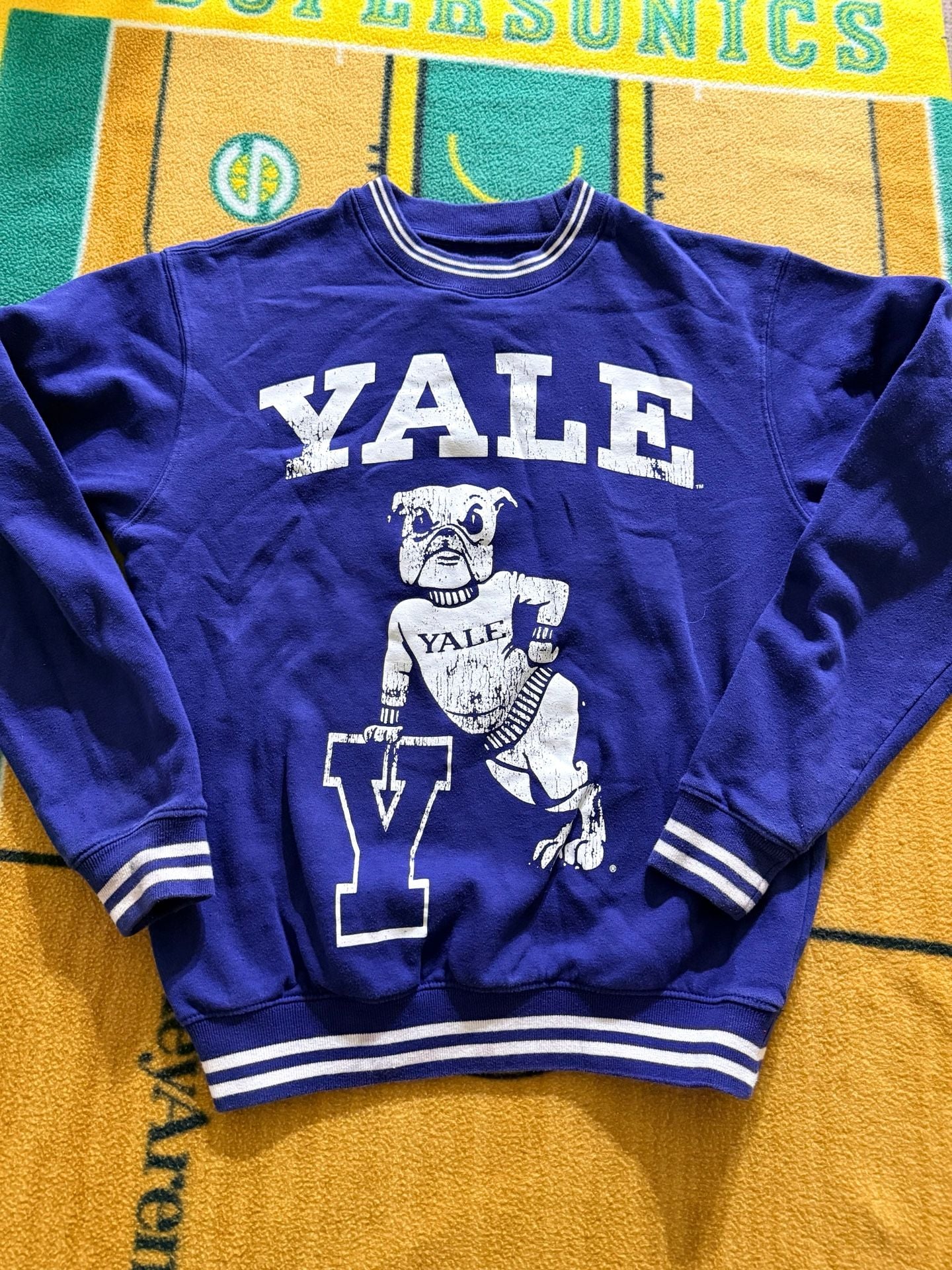 Yale University Bulldogs Handsome Dan Graphic Crewneck Sweatshirt Purple Small 2