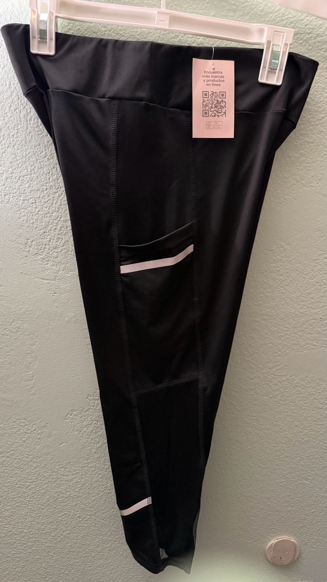 Danskin Now Women’s Large Black Capri Leggings Side Pockets Mesh NWT 8