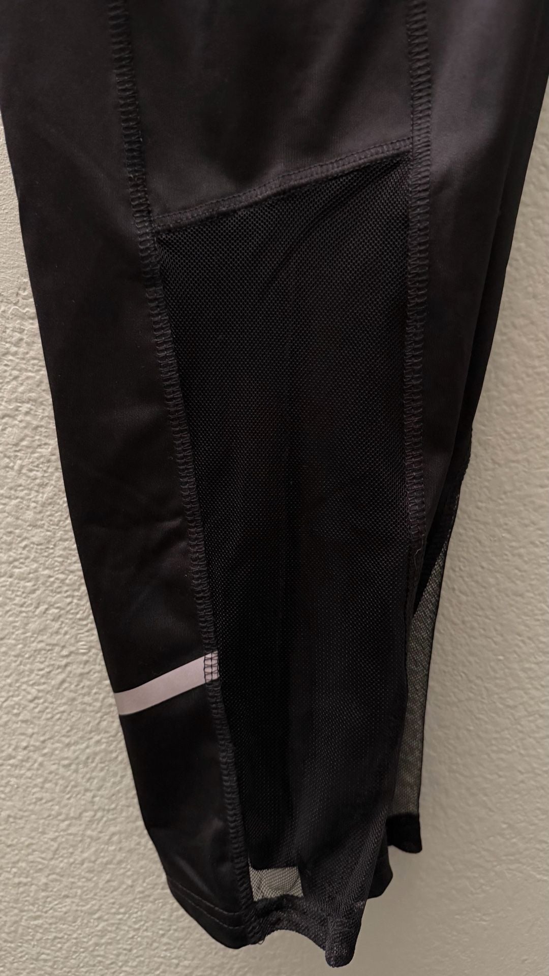 Danskin Now Women’s Large Black Capri Leggings Side Pockets Mesh NWT 10