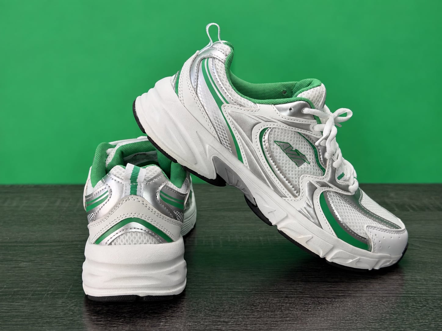 Avia 5000 Women's White And Green Sneakers Size 9 4
