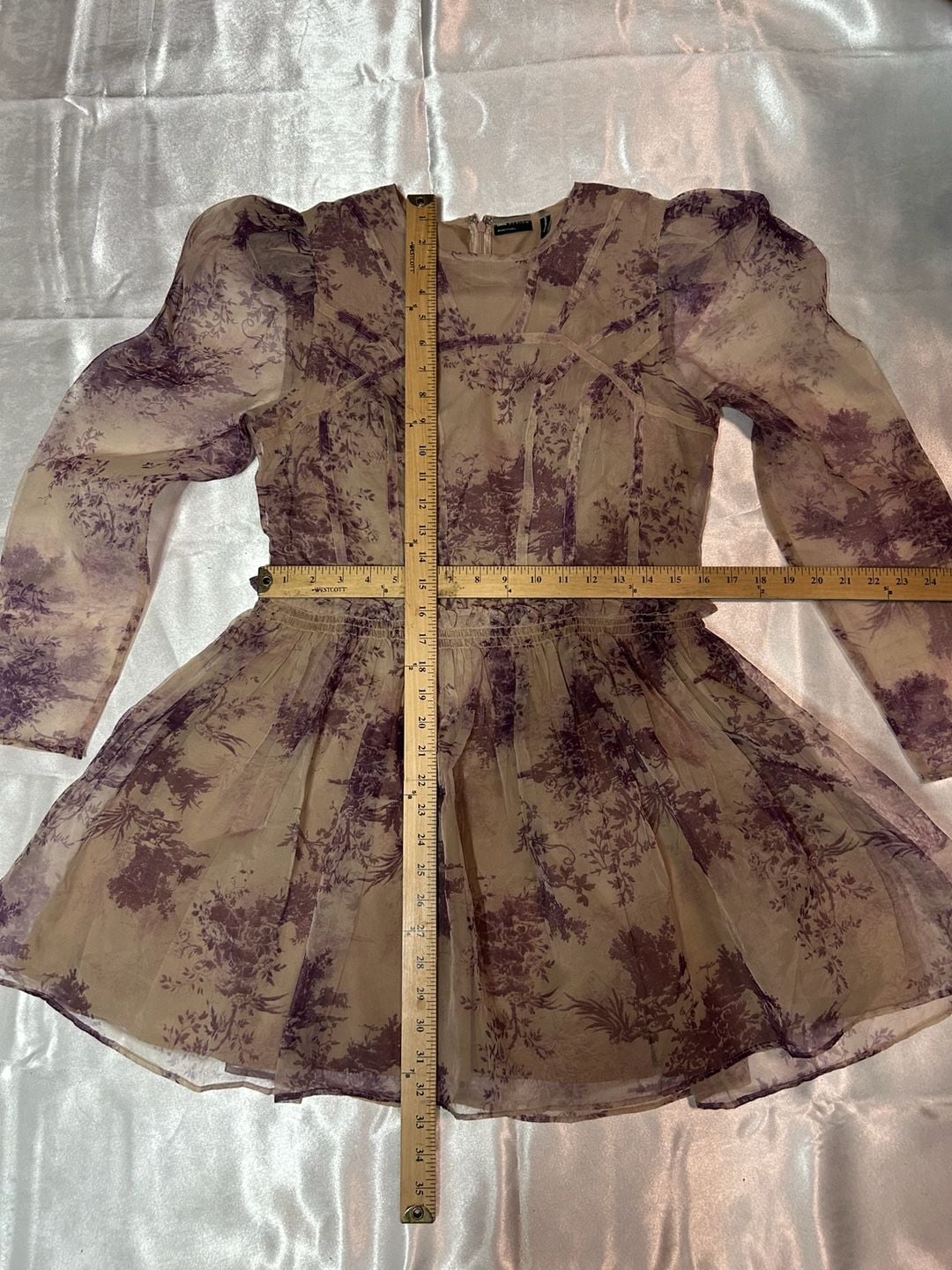 ASOS DESIGN Purple Toile De Jouy Organza Seam Detail Mini Dress Sz US 8 / UK 12
Description
Stunning ASOS DESIGN organza mini dress featuring a romantic purple and cream Toile de Jouy pastoral print. Perfect for parties, date nights, or special events!
6