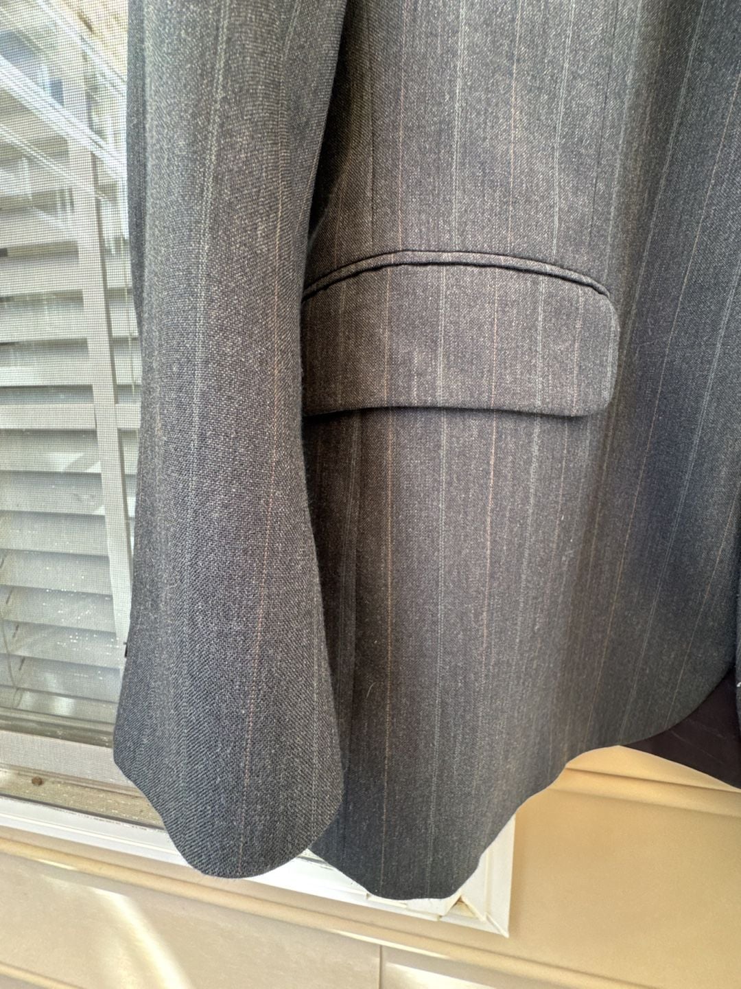 2pc Munsingwear Vintage Mens 44R Gray Pinstripe 2 Piece Suit Pleated Pants 32x31.5
Munsingwear Mens Suit Vintage 2pc Pinstripe Gray Jacket 44R Pleated Pants 32x31.5 3