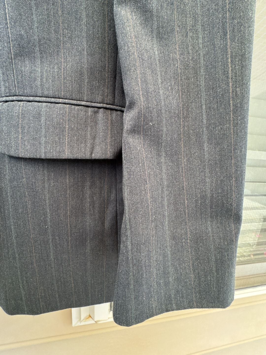 2pc Munsingwear Vintage Mens 44R Gray Pinstripe 2 Piece Suit Pleated Pants 32x31.5
Munsingwear Mens Suit Vintage 2pc Pinstripe Gray Jacket 44R Pleated Pants 32x31.5 5