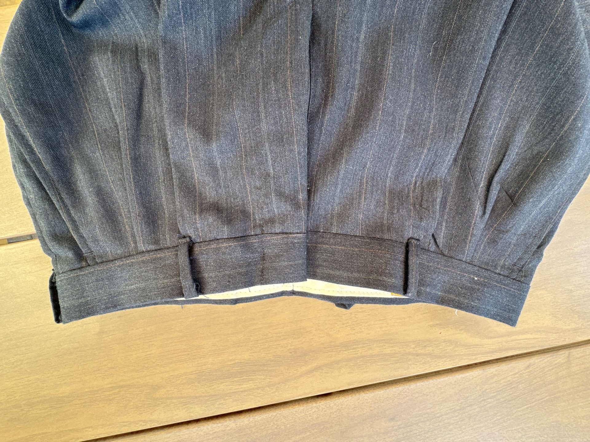 2pc Munsingwear Vintage Mens 44R Gray Pinstripe 2 Piece Suit Pleated Pants 32x31.5
Munsingwear Mens Suit Vintage 2pc Pinstripe Gray Jacket 44R Pleated Pants 32x31.5 9