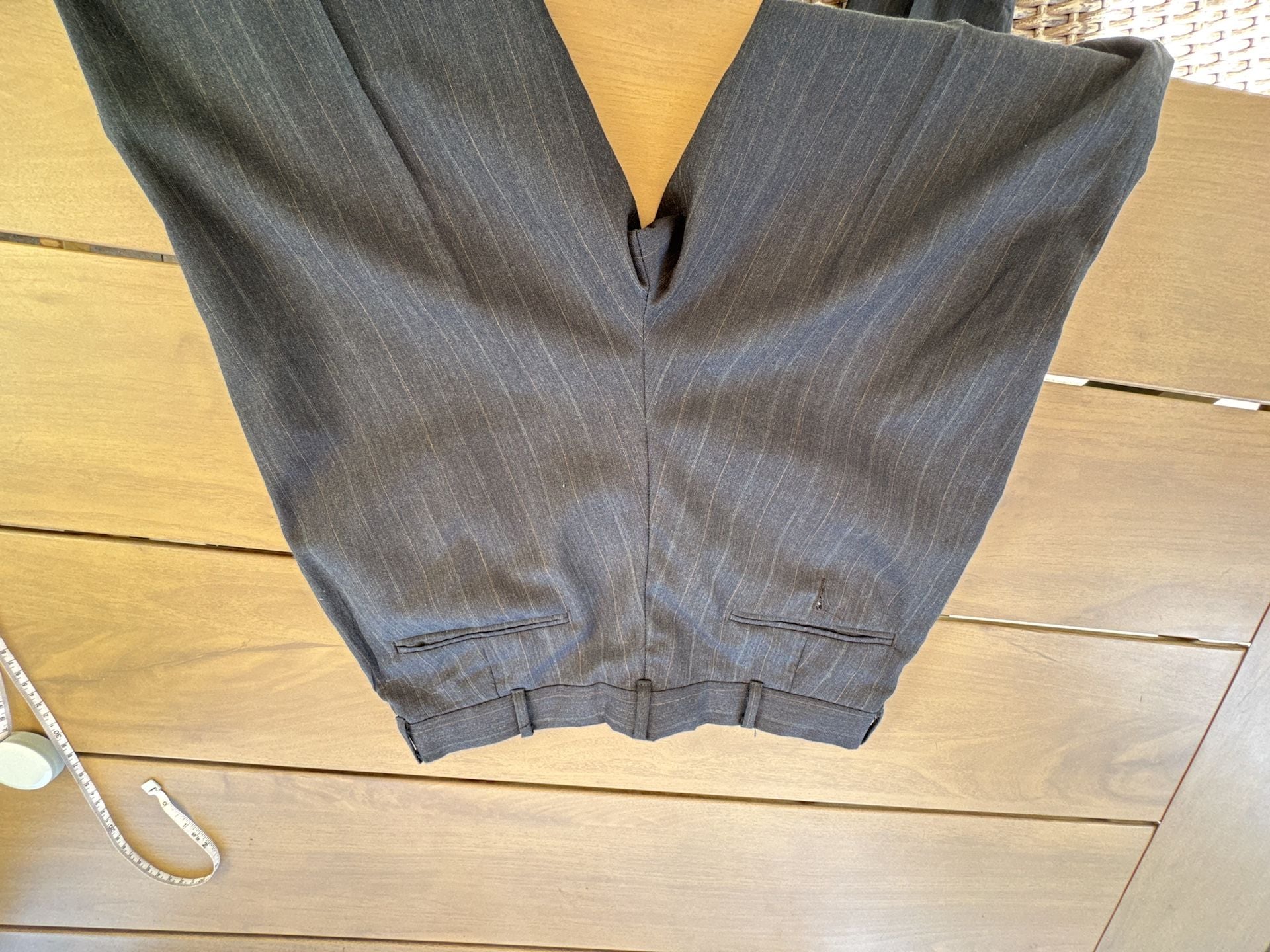 2pc Munsingwear Vintage Mens 44R Gray Pinstripe 2 Piece Suit Pleated Pants 32x31.5
Munsingwear Mens Suit Vintage 2pc Pinstripe Gray Jacket 44R Pleated Pants 32x31.5 12