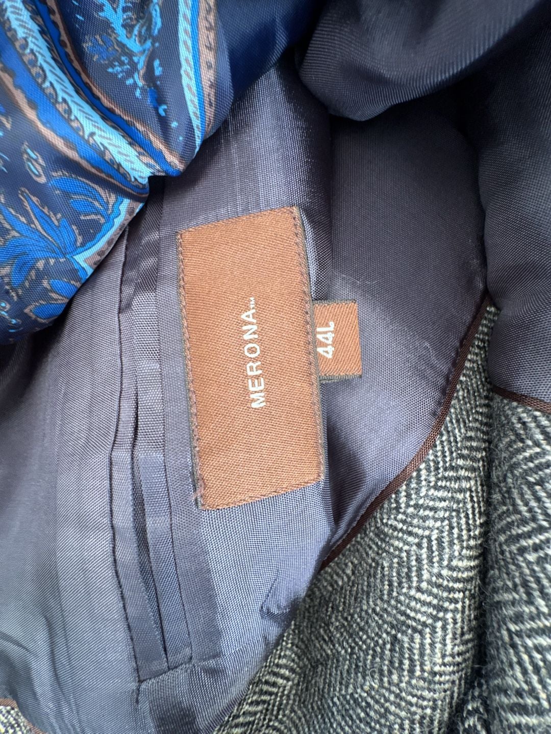Merona Mens Herringbone Tweed Blazer Jacket Gray Wool Blend Sport Coat 44L Long
Mens Gray Herringbone Tweed Wool Blend Sport Coat Blazer Jacket 13