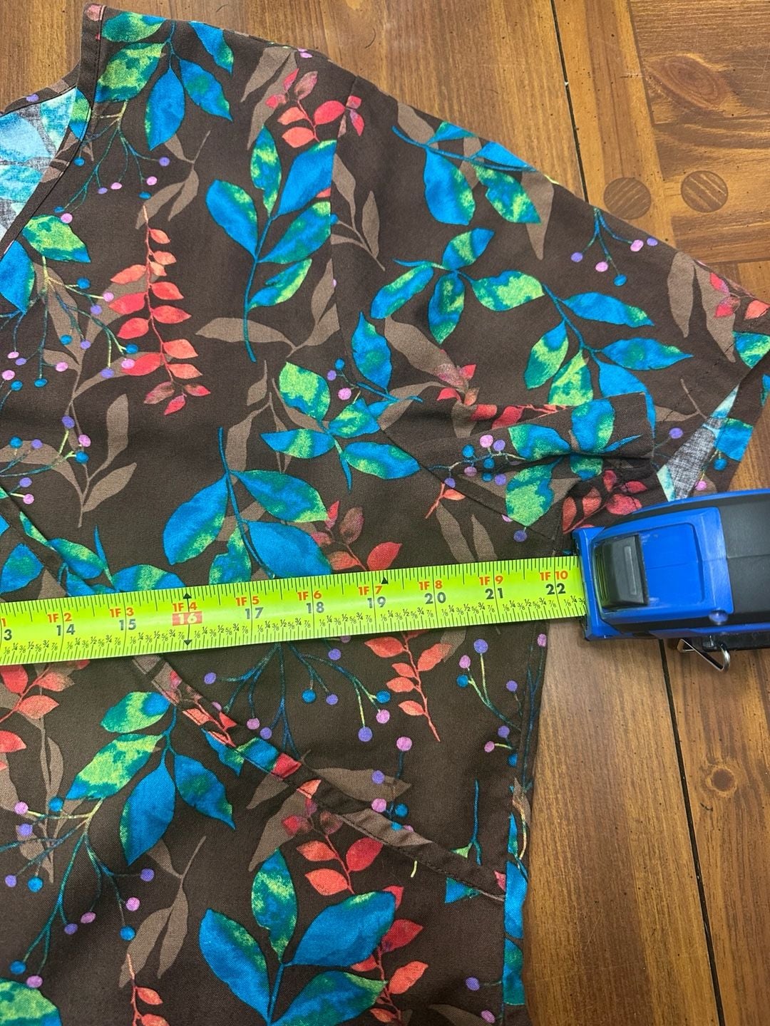 Fall scrub top brown floral leaf v neck 8