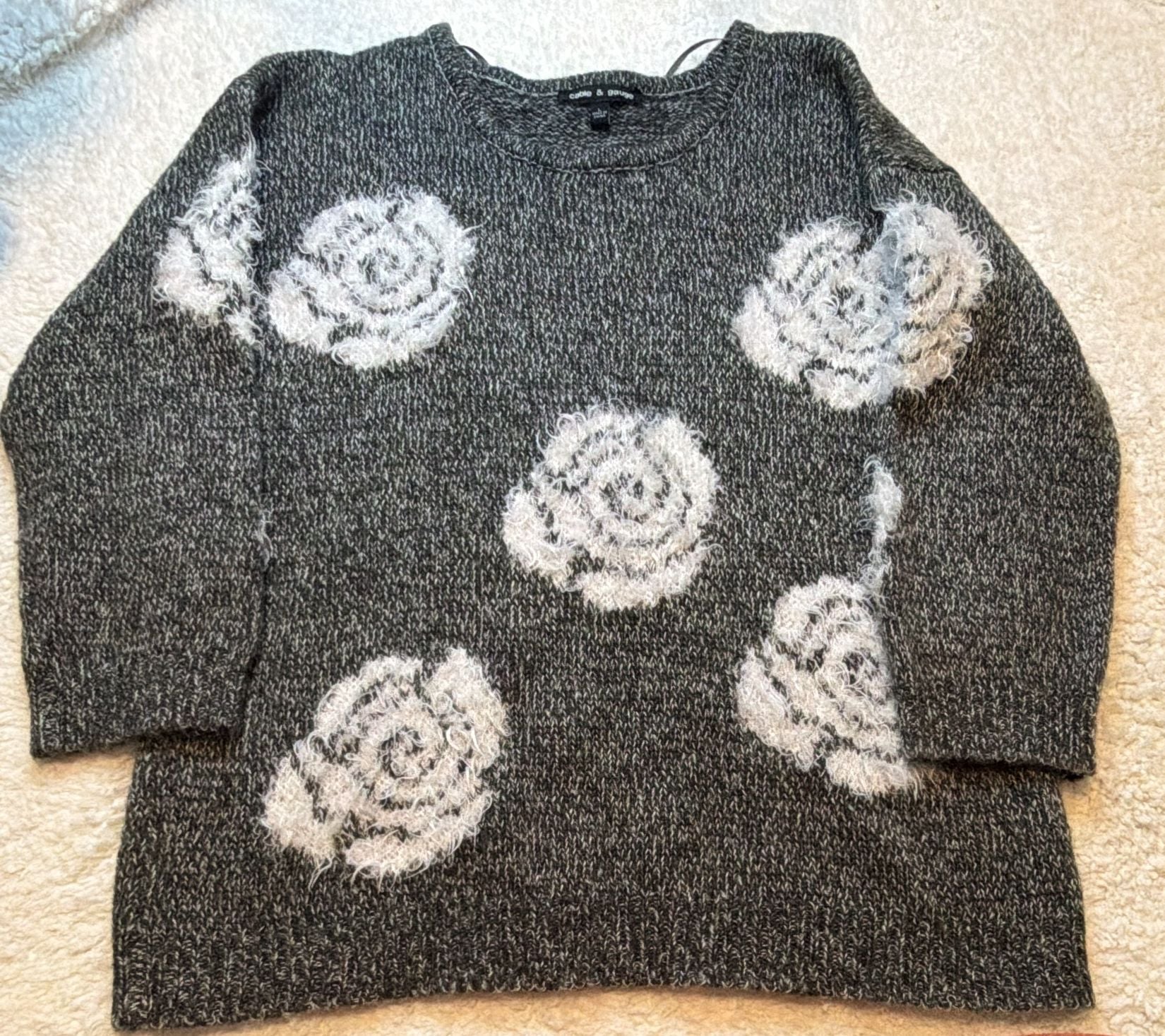 Cable & Gauge Gray Fuzzy Knit Sweater with White Rose Patterns Size L 2