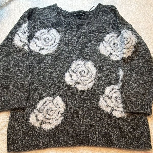 Cable & Gauge Gray Fuzzy Knit Sweater with White Rose Patterns Size L
