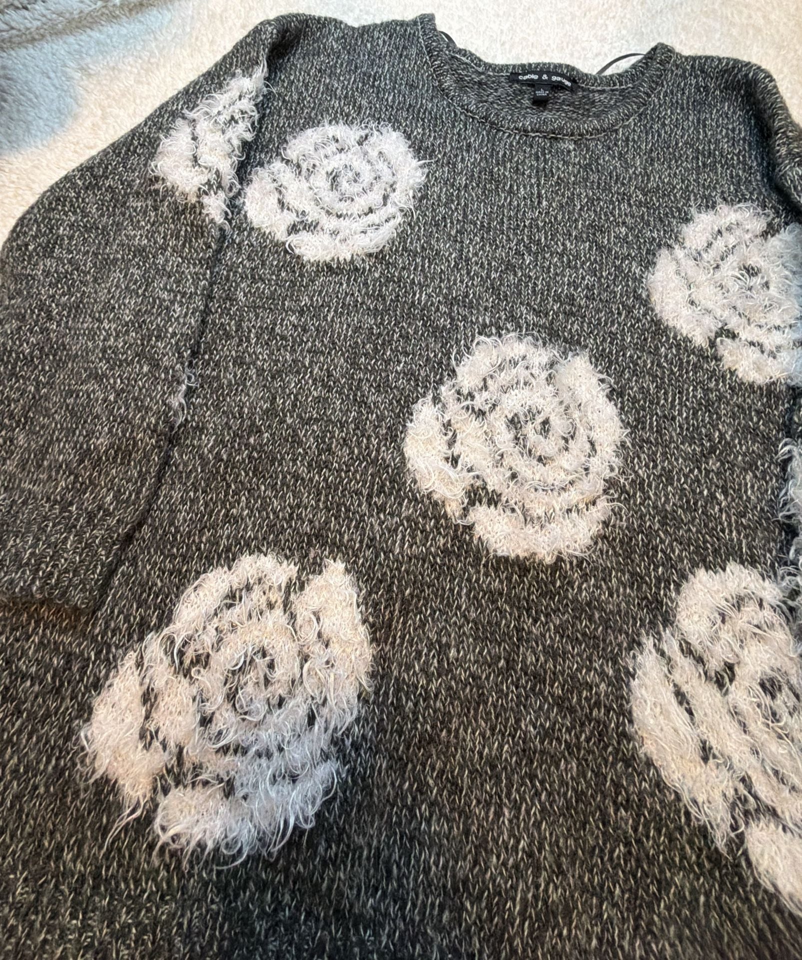 Cable & Gauge Gray Fuzzy Knit Sweater with White Rose Patterns Size L 4