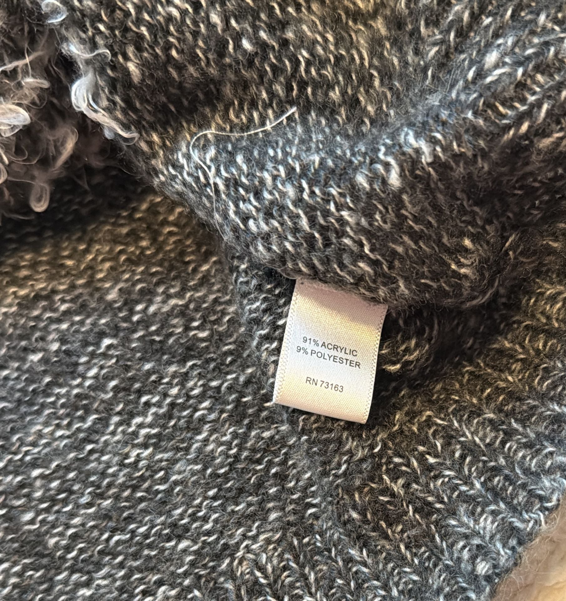 Cable & Gauge Gray Fuzzy Knit Sweater with White Rose Patterns Size L 5