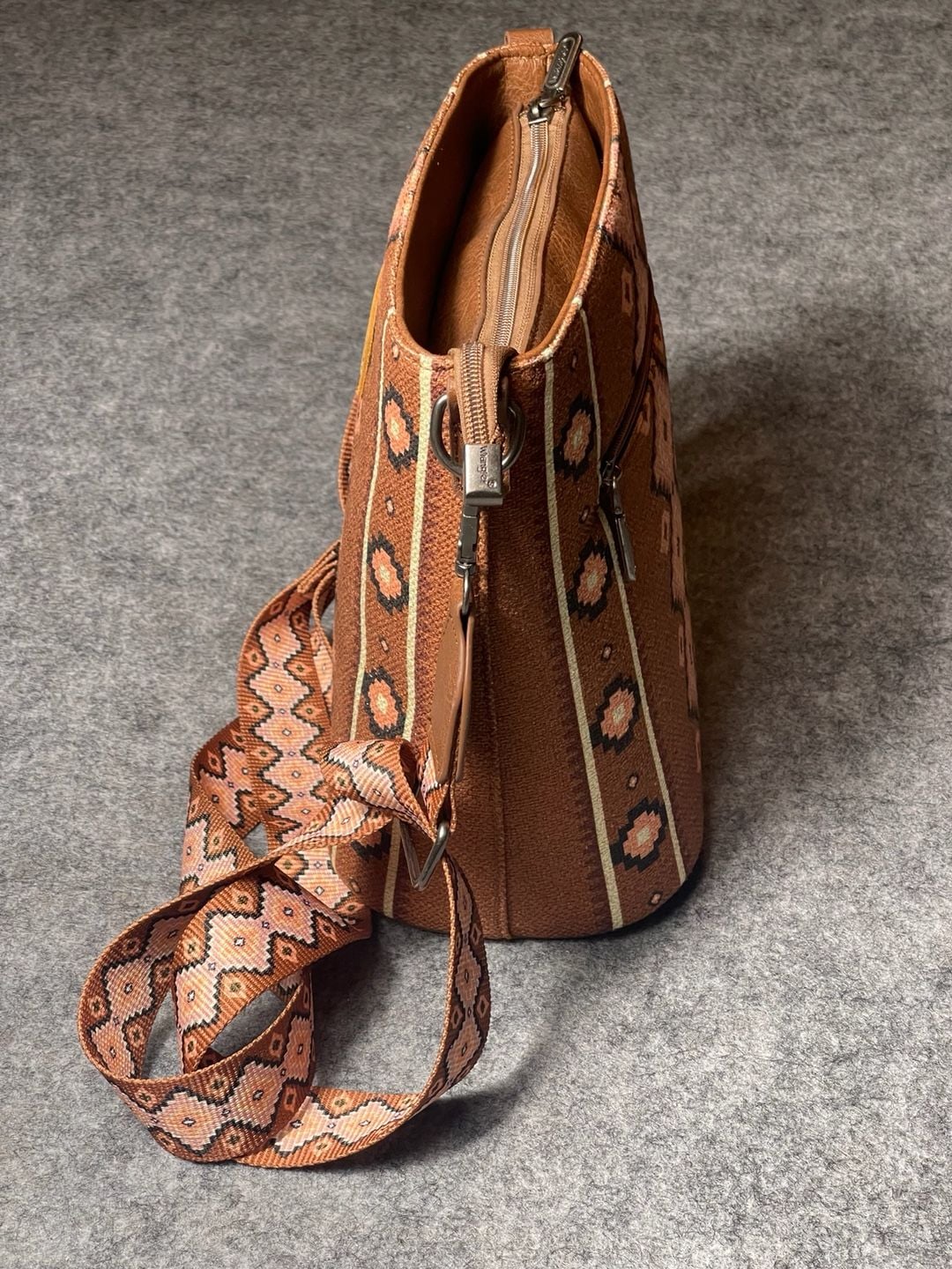 Wrangler Southwestern Print Canvas Crossbody Bag WG221-8360-ROSEBRN Brown 5