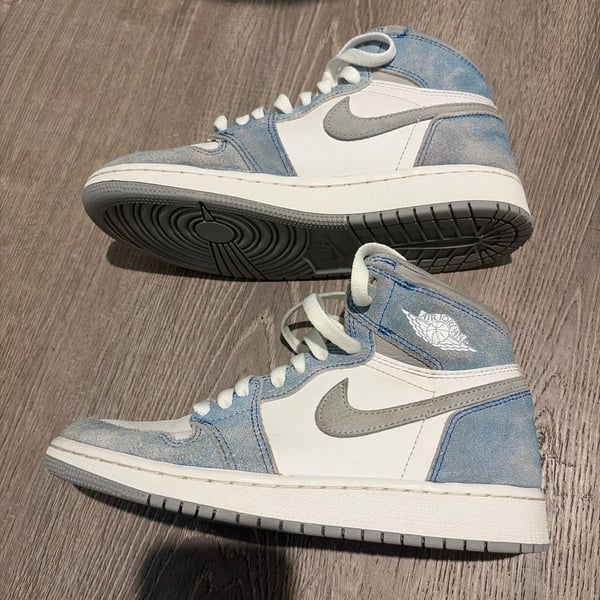 Air Jordan 1 Retro High OG Hyper Royal Sneakers