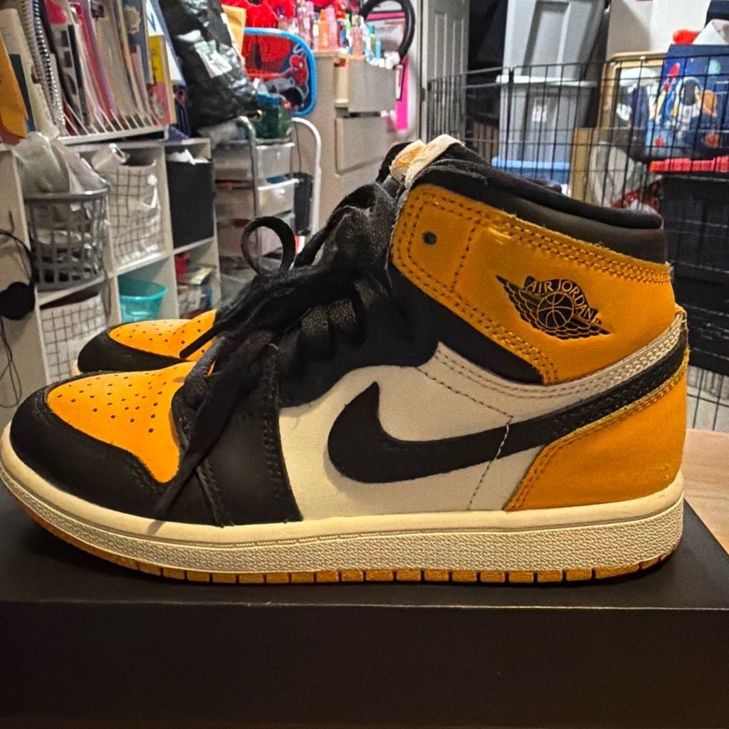 Air Jordan 1 Retro High OG Taxi Black Sail 4