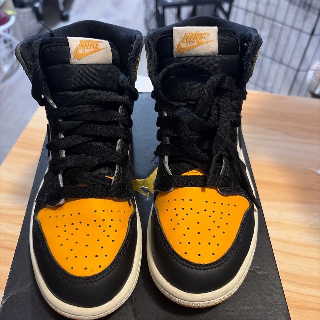Air Jordan 1 Retro High OG Taxi Black Sail 7