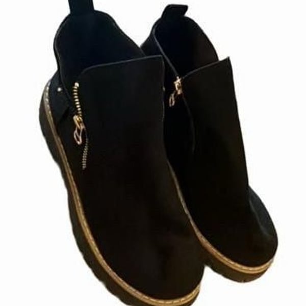 Women's Black Platform Chelsea Ankle Boots with Chunky Lug Sole and Side Zippers