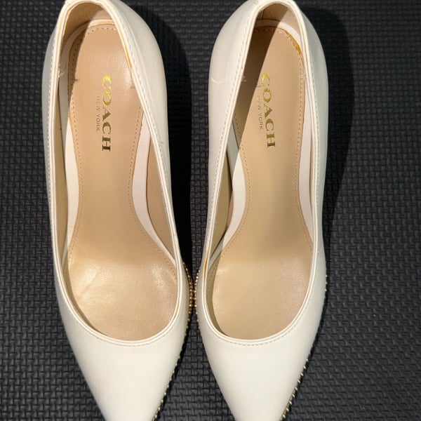 Coach Smith Beadchain Cream Leather Pointed Toe Pumps Heels Size 5.5B