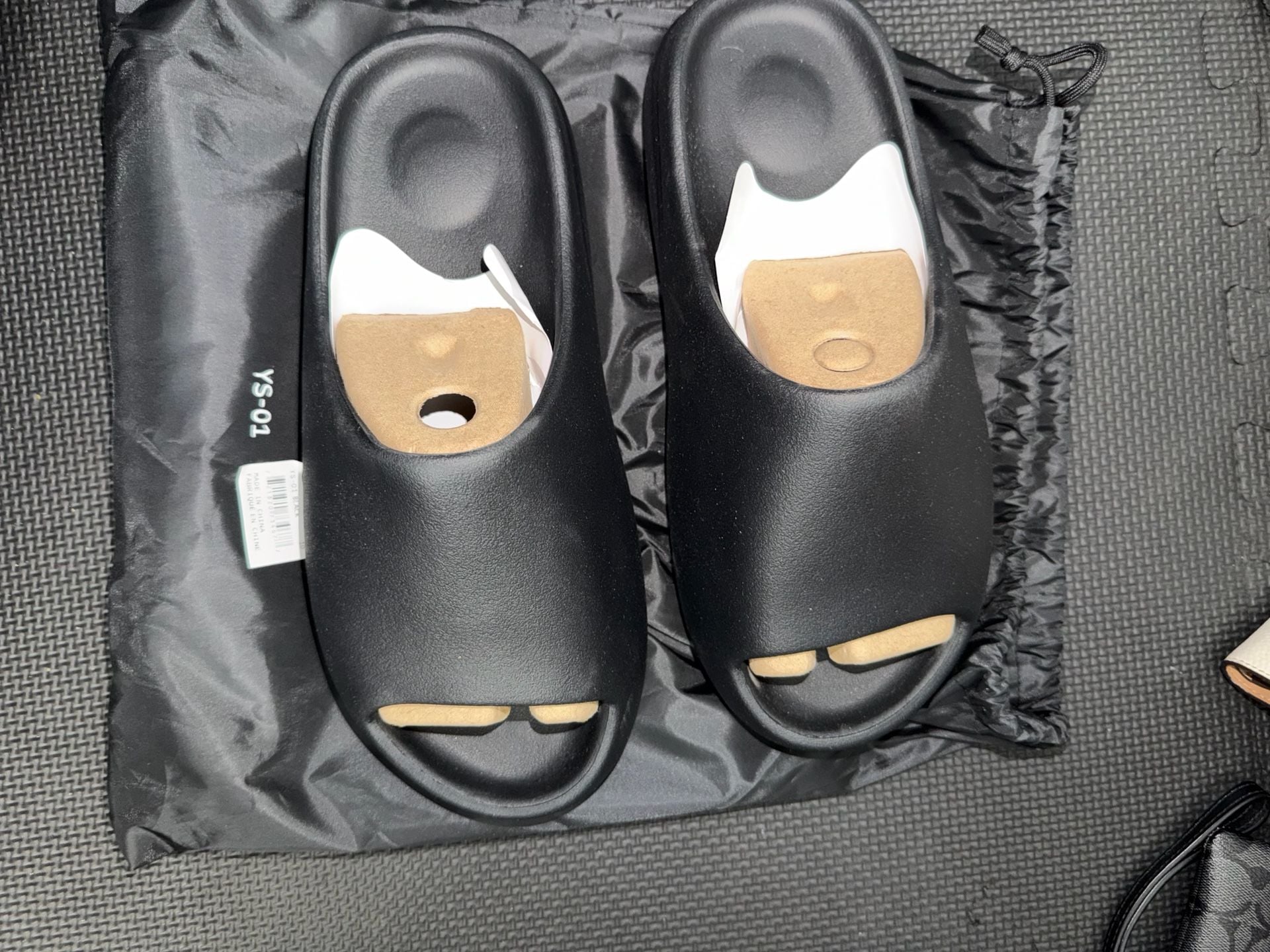 YZY YS-01 Slide Black 2