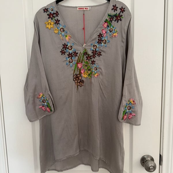 Johnny Was Grey Silk Embroidered Tunic Size S Floral V-Neck NWT